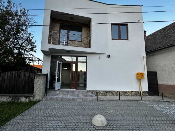 Продається житловий будинок + магазин в м. Тячів Тячев