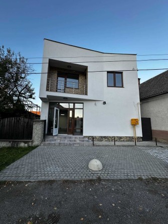 Продається житловий будинок + магазин в м. Тячів - фото 1