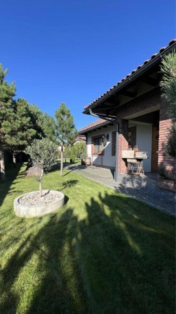 Продається добротний будинок з розкішною ділянкою - фото 1