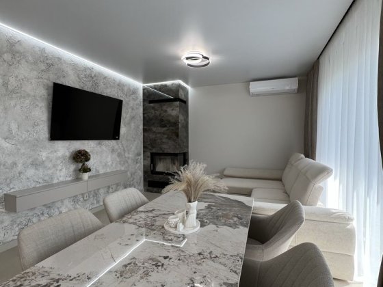 Сучасний будинок з стильним ремонтом, гаражем та земельною ділянкою Криховцы