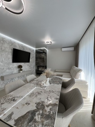 Сучасний будинок з стильним ремонтом, гаражем та земельною ділянкою - фото 1