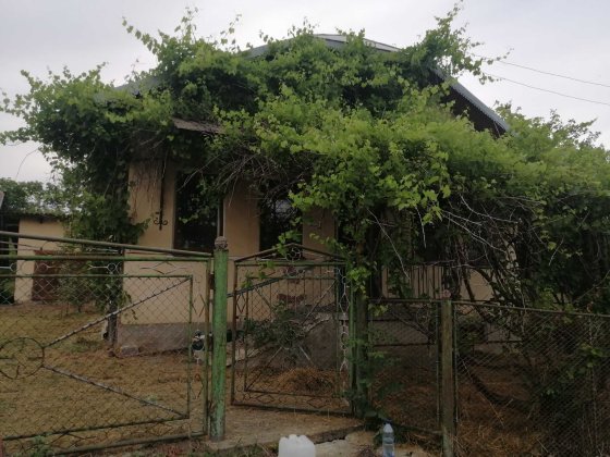 Терміново продаю земельну ділянку з будинком Угринов