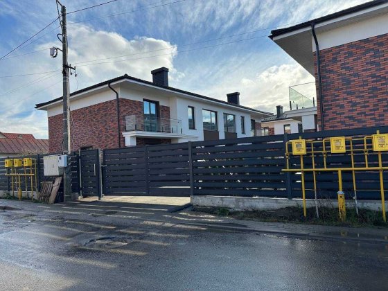 Кутовий таунхаус у Вовчинцях із гаражем та закритим в’їздом Вовчинець