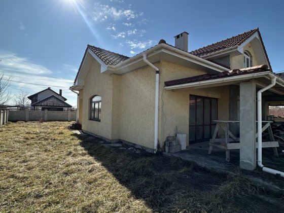 Продам особняк площею 210м2 та 10 соток землі Клузів