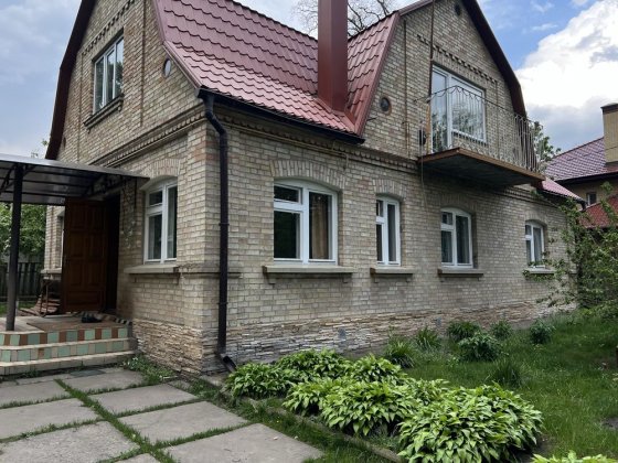 Двоповерховий цегляний будинок у Ворзелі з великою ділянкою серед лісу Ворзель