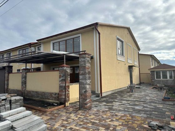 БЕЗ КОМІСІЇ
Кутовий таун з підвалом і мансардою!