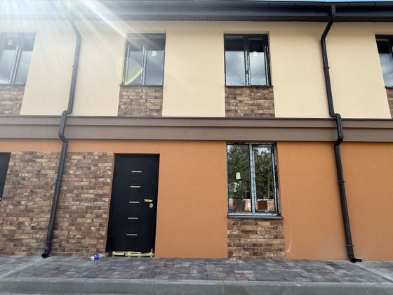 Продаж готовий таунхаус зі штукатуркою закритий комплекс поруч Авенір Ворзель