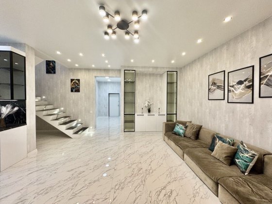 Продається будинок в Гатному з ремонтом Гатное