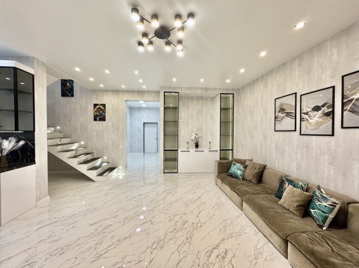 Продається будинок в Гатному з ремонтом - фото 1