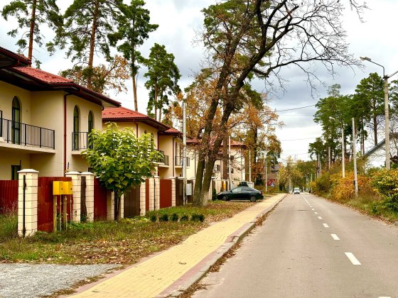 Таунхаус з частковим ремонтом в центрі. Поруч парк та озеро Ворзель