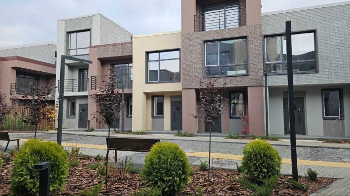 Таунхаус 102 кв.м. у Крюківщині. Власне паркомісце та дворик - фото 1