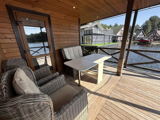 Плавбудинок на р.Дніпро, закрита охоронювана територія Вишенки