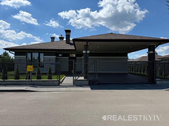 Будинок з дизайнерским ремонтом та басейном у КМ Золоче Вишеньки