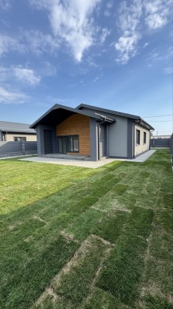 Одноэтажный готовый дом с газом. 100 м2 и 4.4 соток участок - фото 1