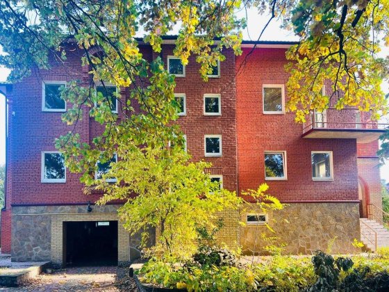 Продам коттедж. Підійде під офіс,клініку,д/сад-школу,ребцентр тощо Чабани