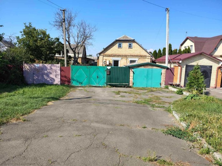 Продається житловий будинок з гаражем, сараєм і погрібом - фото 1