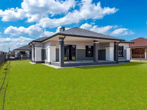 Сучасний будинок на березі озера Золоче Вишеньки