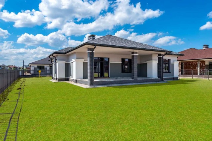 Сучасний будинок на березі озера Золоче - фото 1