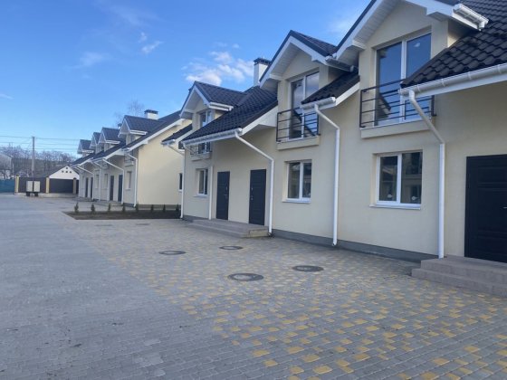 Таунхаус 110 м.кв в Гнідині з озером та басейном Гнідин