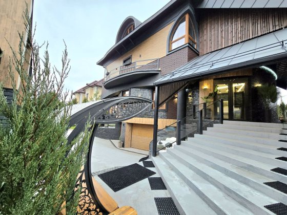 Будинок 400 м2 новий ремонт є басейн гараж газ сауна хамам с. Лісники Лесники