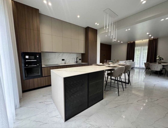 Будинок з ремонтом, меблями та технікою. 12 соток. Газ. Автонавіс. - фото 1