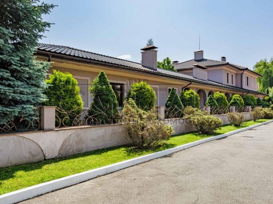 Продаж неймовірного будинку 670 м2  в закритому КМ з виходом до озера Підгірці