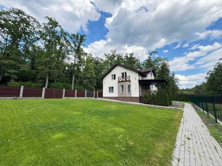 Будинок з власним озером і лісом, 250 м², Стоянка - фото 1