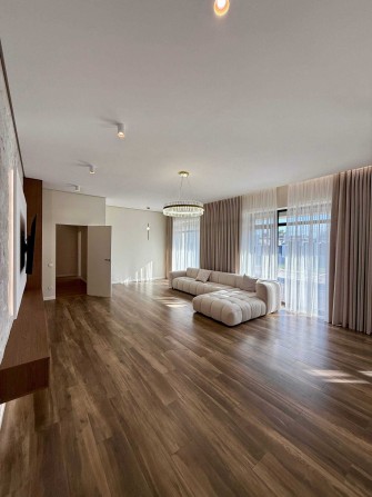 Розкішний будинок 206 м², 14 соток з басейном і ремонтом, Стоянка - фото 1