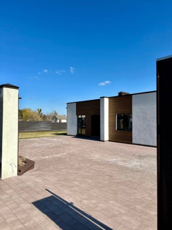 Одноэтажный дом с диз ремонтом БАССЕЙНОМ в закрытом коттеджном городке - фото 1