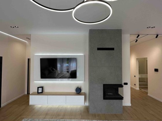 Модерновий будинок зі зручним плануванням та стильним ремонтом Стоянка