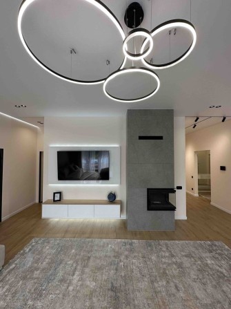 Модерновий будинок зі зручним плануванням та стильним ремонтом - фото 1