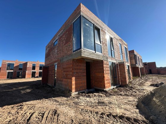 Крайній таунхаус з терасою на 3 сотках в Ірпені Стоянка