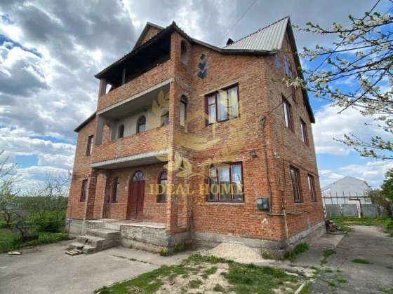 Продам будинок в Таращі - 6 кімнат, 391 м², 10 соток. Тараща