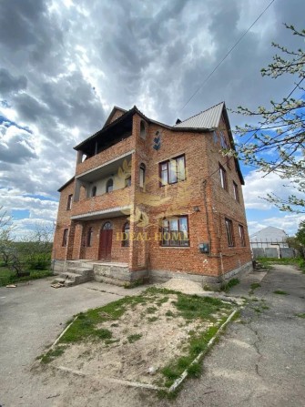 Продам будинок в Таращі - 6 кімнат, 391 м², 10 соток. - фото 1