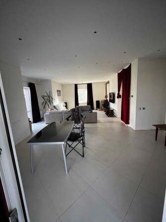 Продам будинок з ремонтом, меблями біля Києва. 156 м². Ділянка 12 сот - фото 1