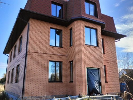 Продам капітальний будинок в центрі міста ідеально під комерцію. Макарів