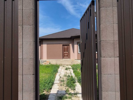 Будинок на огороженій ділянці 8 соток, штукатурка, якісні комунікації Немішаєве