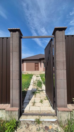 Будинок на огороженій ділянці 8 соток, штукатурка, якісні комунікації - фото 1