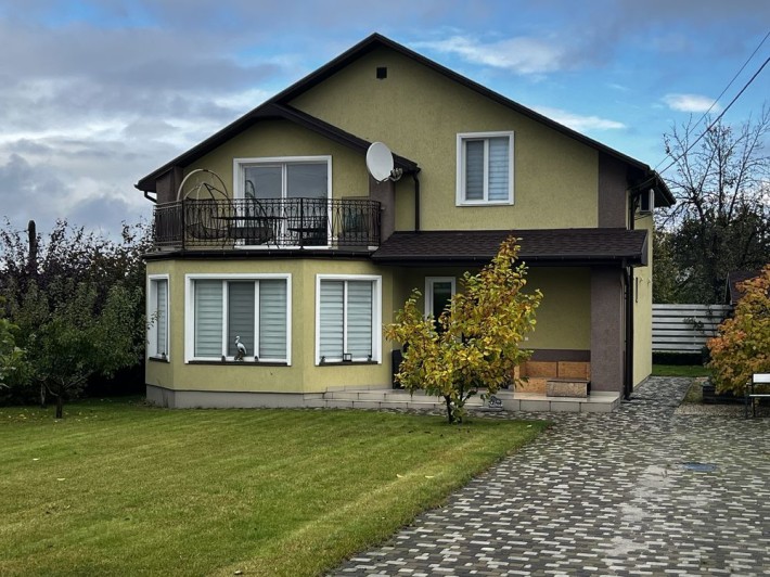 Двоповерховий будинок з ремонтом біля озер в с. Горенка. - фото 1