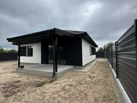 Одноповерховий будинок в Дмитрівці поруч ліс та центральна дорога Дмитровка