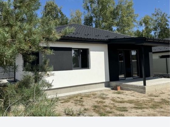 Цегляний будинок в лісовій місцевості. Житомирська траса Дмитровка