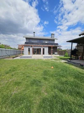 Будинок 200 м² з сонячною станцією та гаражем, 7 соток землі - фото 1