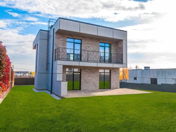 Продаж сучасного будинку 162 м² у центрі Іванковичів | 8 соток землі | Круглик