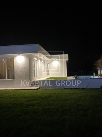 Будинок з сучасним ремонтом та басейном - фото 1