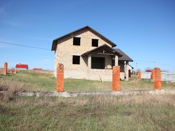 Окремий великий будинок з ракушняка! на великій ділянці поруч з озером Микуличи