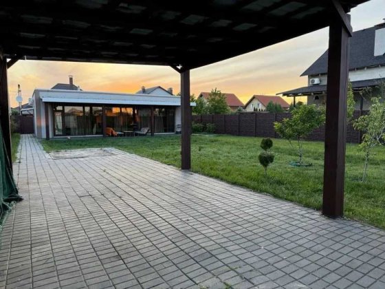 Сучасний  будинок у містечку "Міжрераса 30 м², генератор Осещина