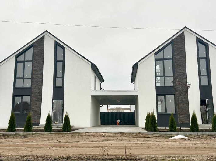 Продаж котеджу у Погребах в затишному місці біля озера - фото 1