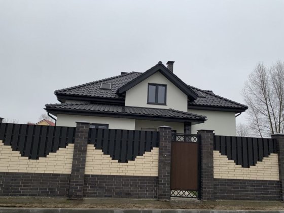 Два будинки біля річки під Києвом Пухівка