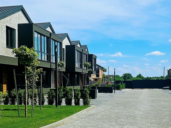 Продам таунхаус з ремонтом Романків