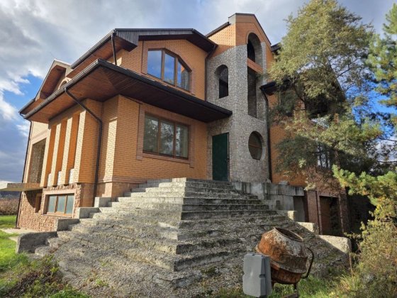 Продам дім з виходом до водойми 10 соток землі Романків